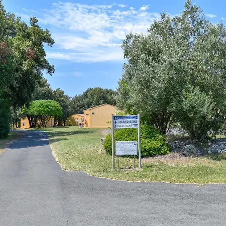 Gite In A Holiday Park With Swimming Pool Σπίτι διακοπών *