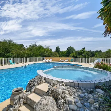 Σπίτι διακοπών Gite In A Holiday Park With Swimming Pool *